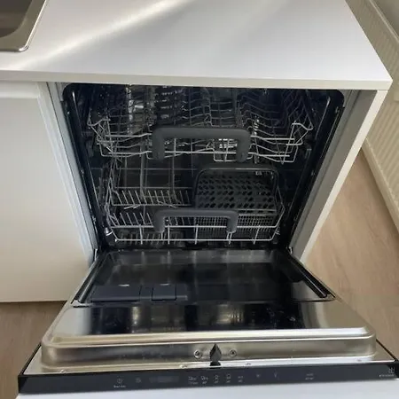 Apartment 3-bedroom Center W Private Parking *